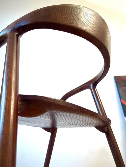 Krzesło drewniane z jesionu z podłokietnikiem minimalistyczne