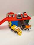 Garagem com carrinhos de brincar