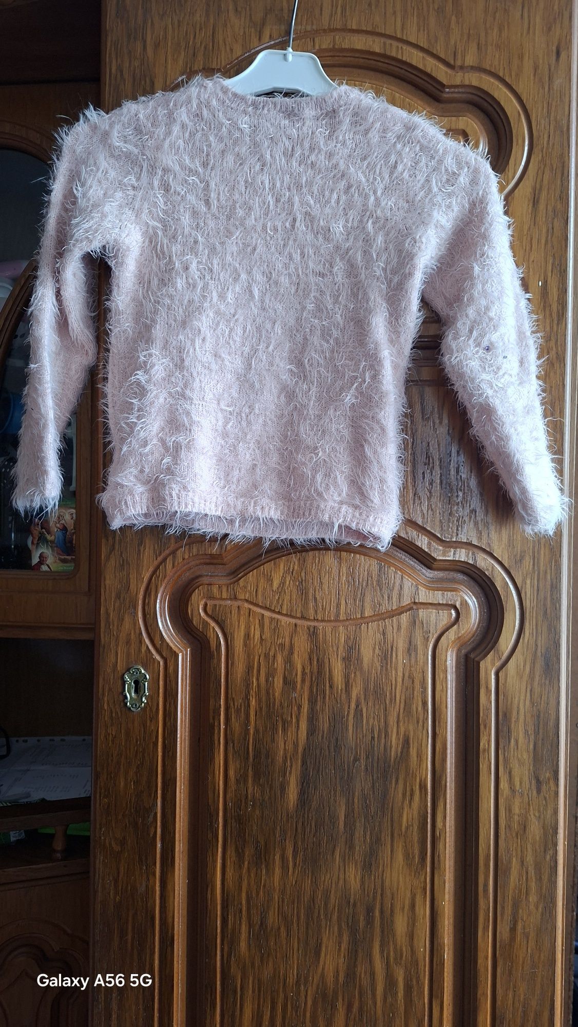 Sweterek dziewczęcy 110/116.
