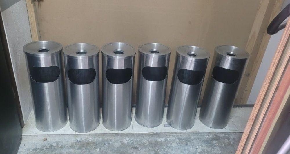 Cinzeiros e cx do lixo