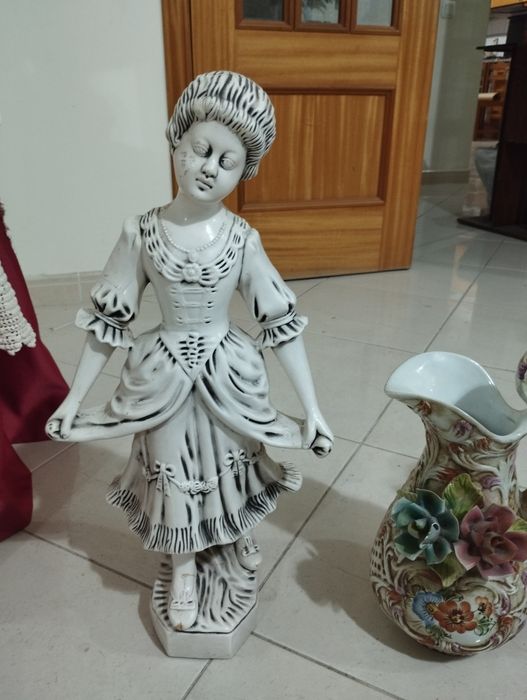 Bonecos e jarra em bom estado