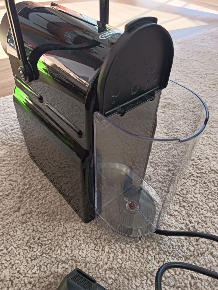 Maquina de café nespresso DeLonghi	A funcionar*