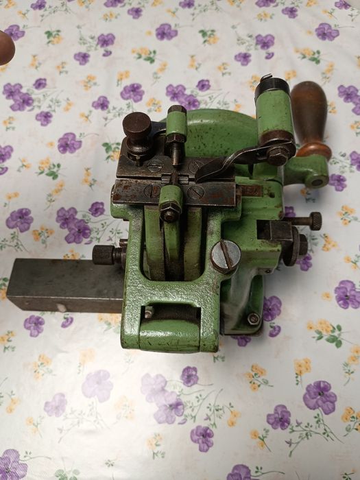 Rozwierak do pił tasmowych