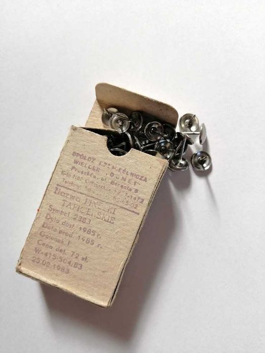 Pinezki tapicerskie z 1985 r. Gratka dla kolekcjonera.