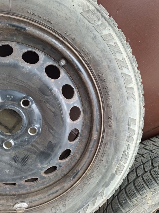 Opony zimowe Blizzak LM-25 195/65R15 + felgi + kołpak VW