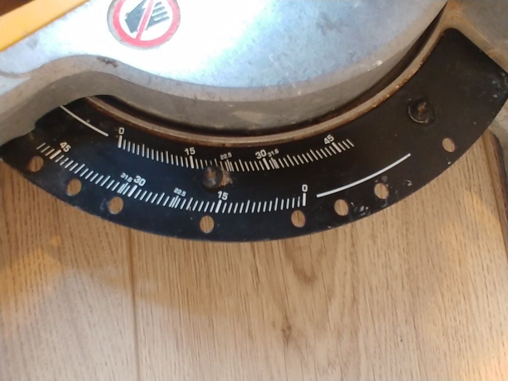 Ukośnica Dewalt  DWS774