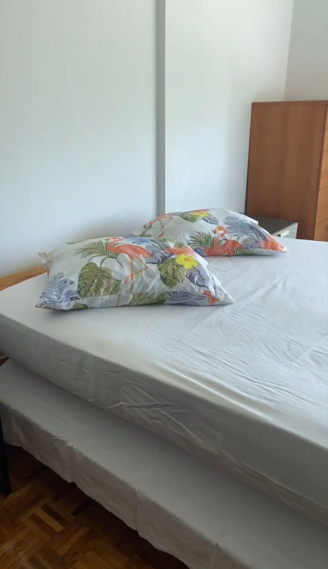 Arrendam-se quarto com cama de Casal