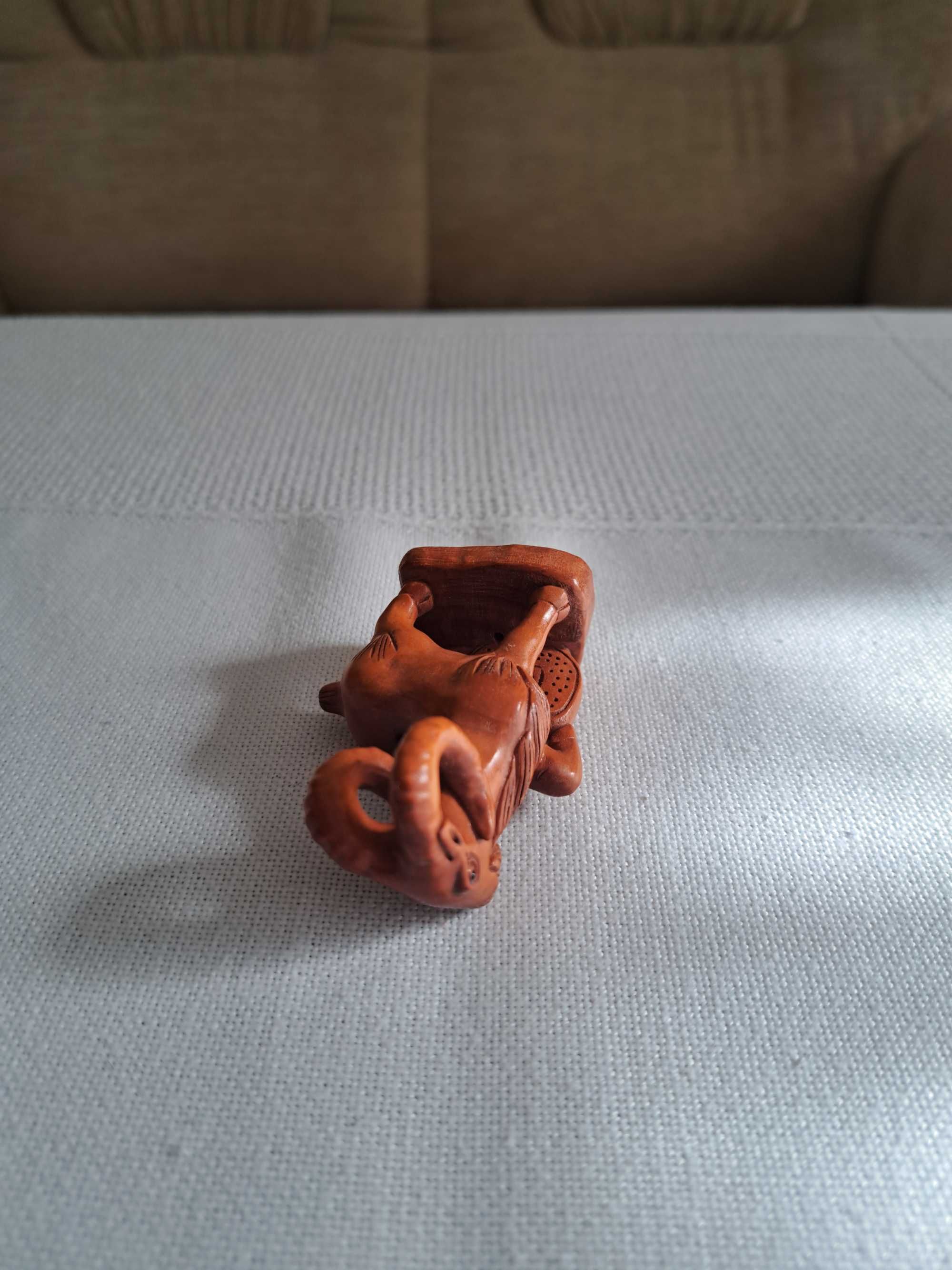 Netsuke,kozioł z drewna bukszpanowego z monetami.
