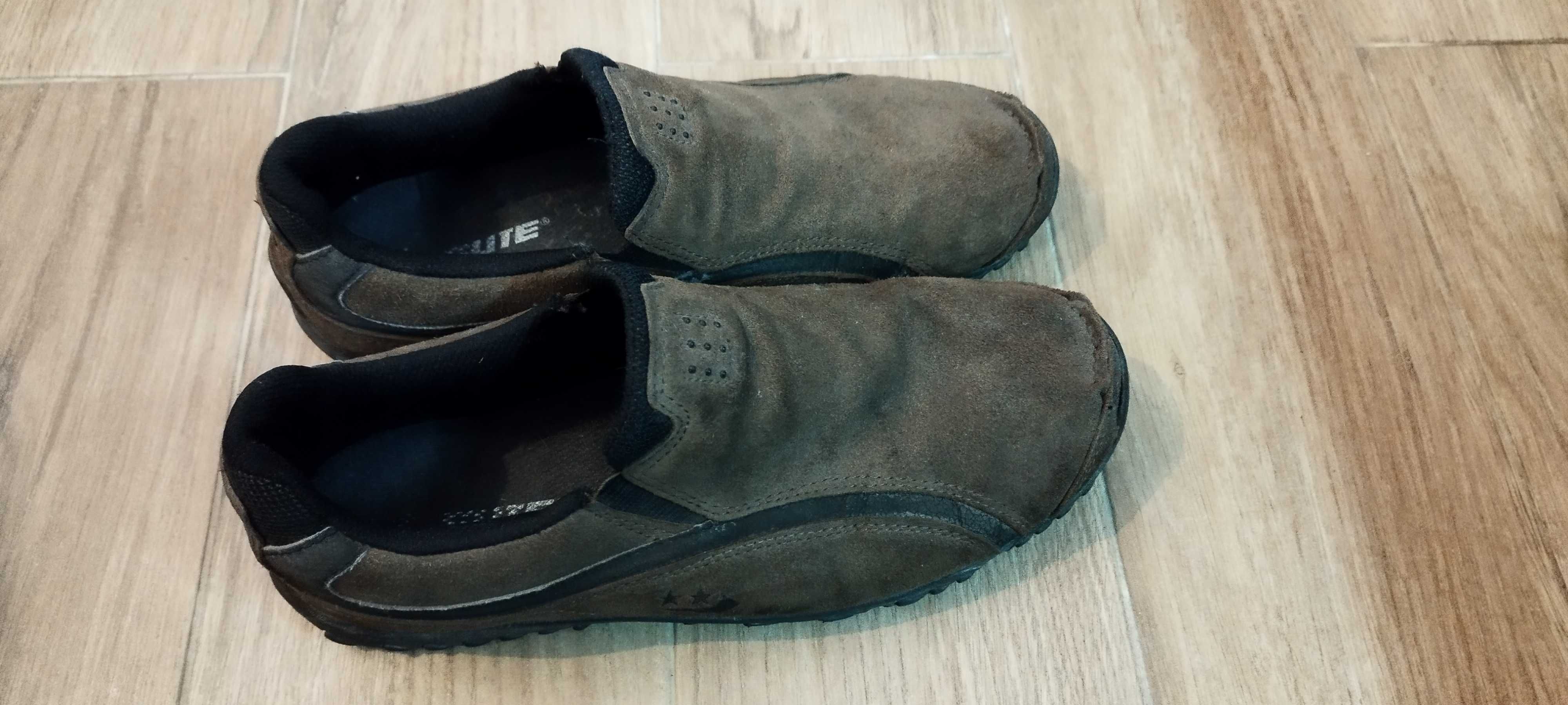 2 pares de calçado homem (Botas tamanho 40 + Sapatos tamanho 40)