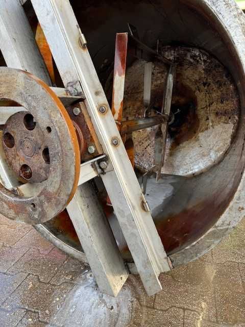 Zbiornik ze stali nierdzewnej z masywnym mieszadłem 1100 l