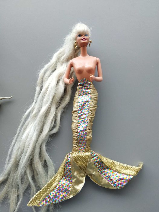 Várias Barbie e Ken