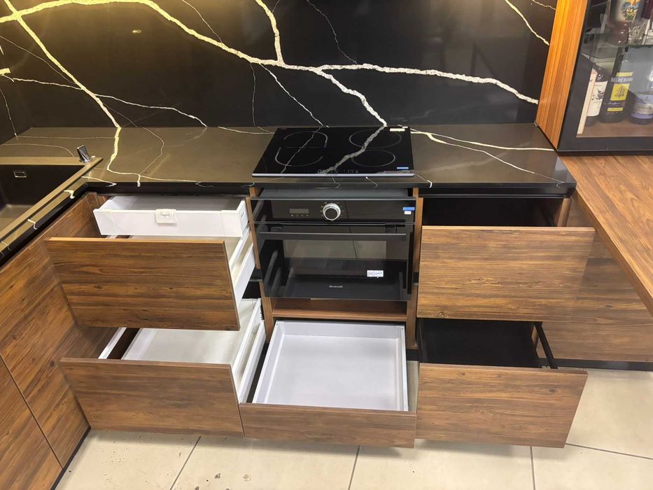 Кухня  хорошего качества. Выставочный образец.