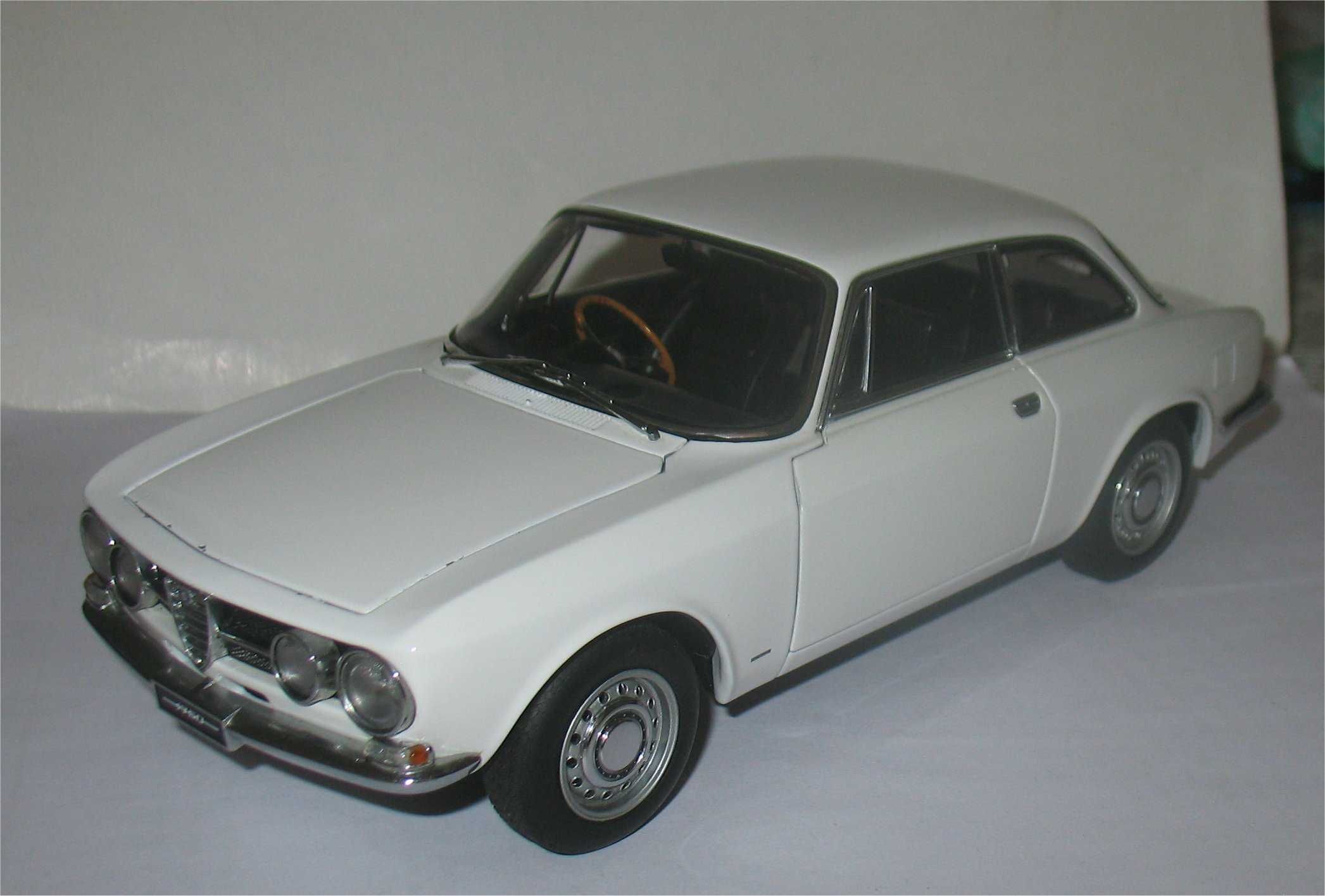 Auto Art - Alfa Romeo 1750 GTV RHD (Escala 1/18)