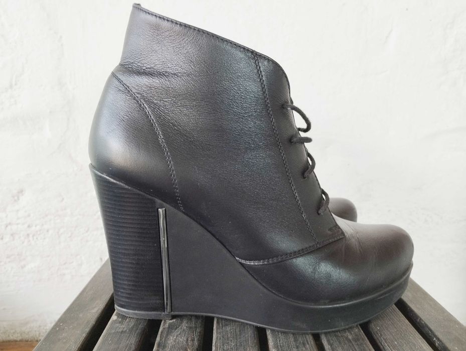 Продам ботинки  на платформі 39р в гарному стані на флісі