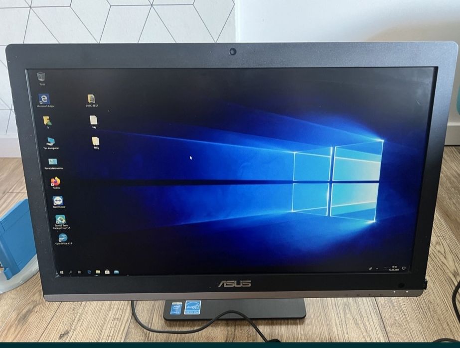 Komputer Asus 22 cale w monitorze