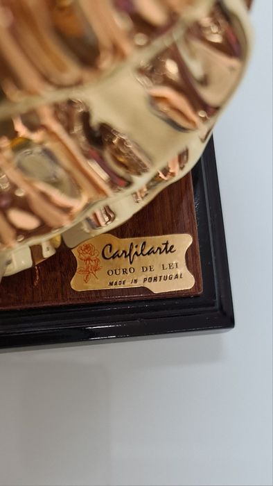 Estatueta porcelana e ouro de lei figura feminina Carfilarte