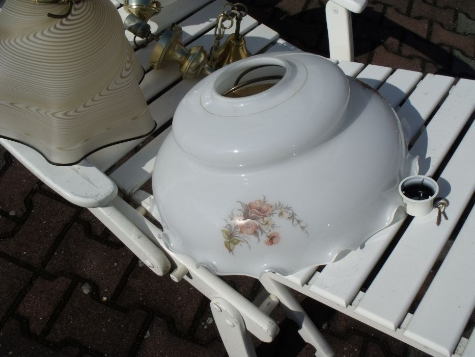 Żyrandol bialy w ksztalcie kuli