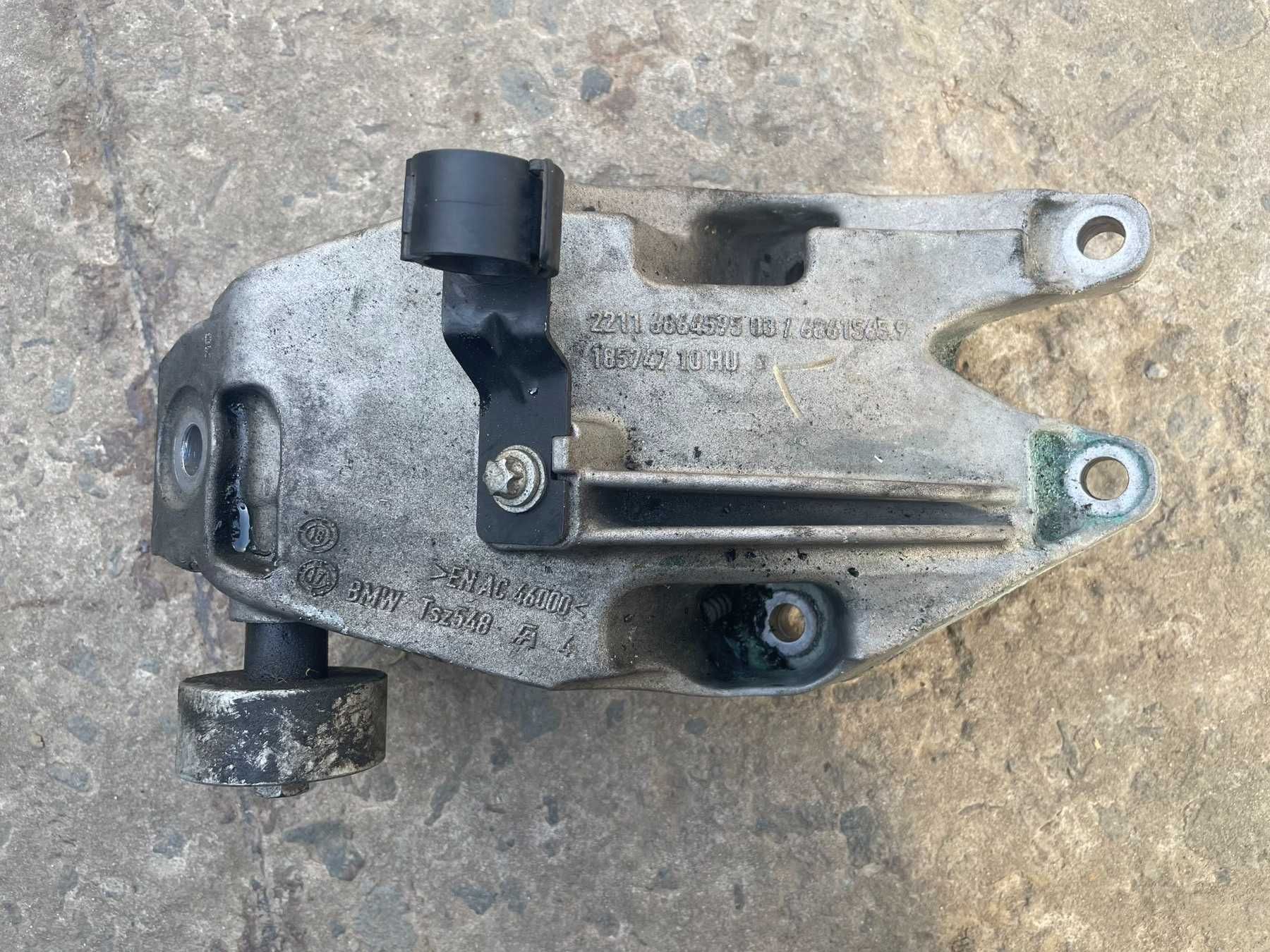 Кронштейн подушка двигуна BMW X3 G01 2.0T AWD 22116860496  22116860495
