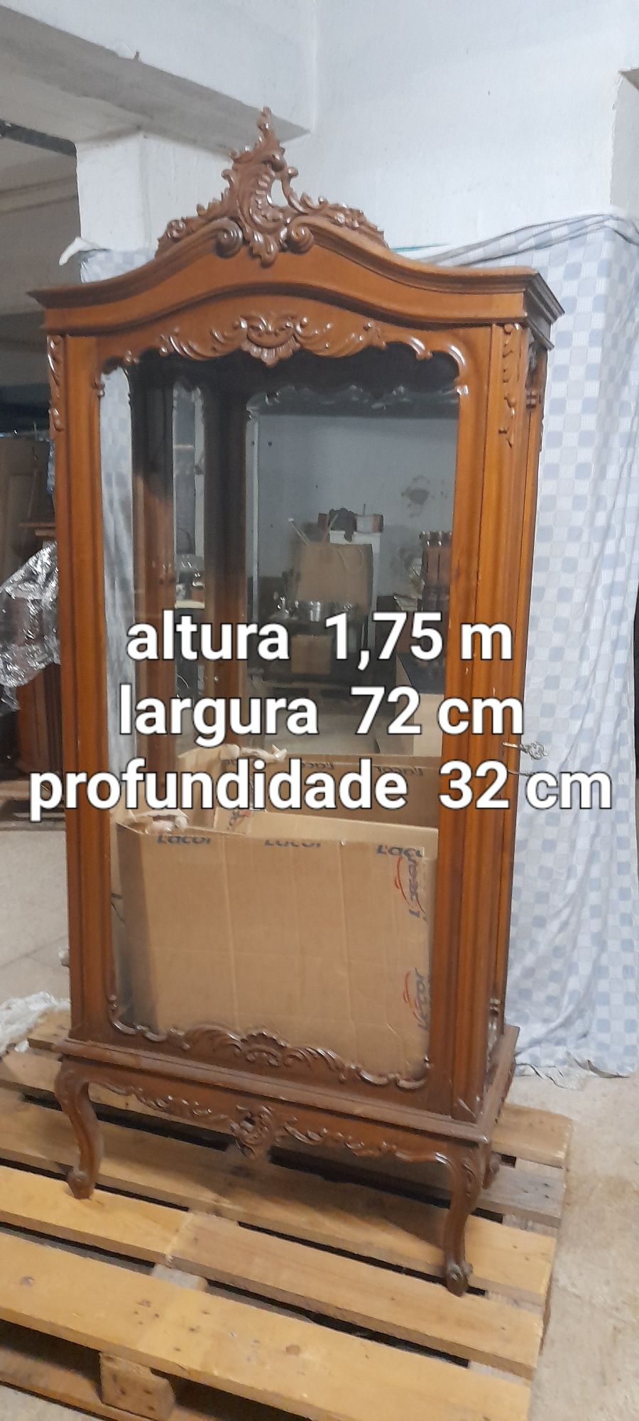 Vitrine de madeira