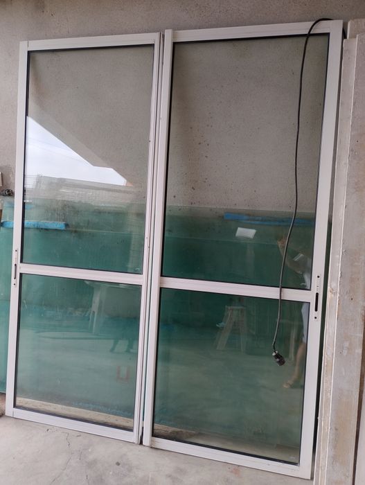 Conjunto de portas em alumínio de vidro duplo