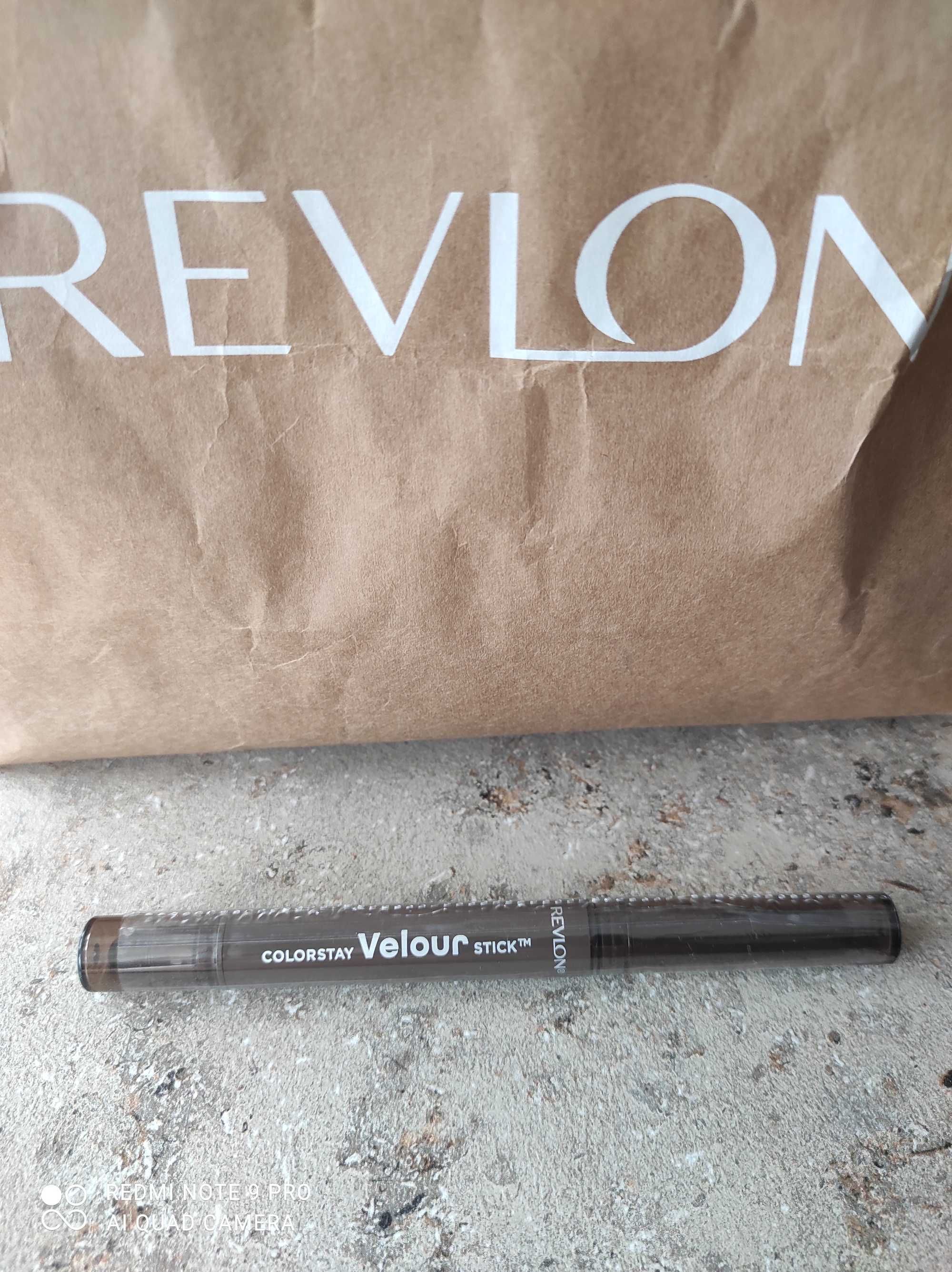 Cień do powiek Revlon ColorStay velour stick 879 truffle