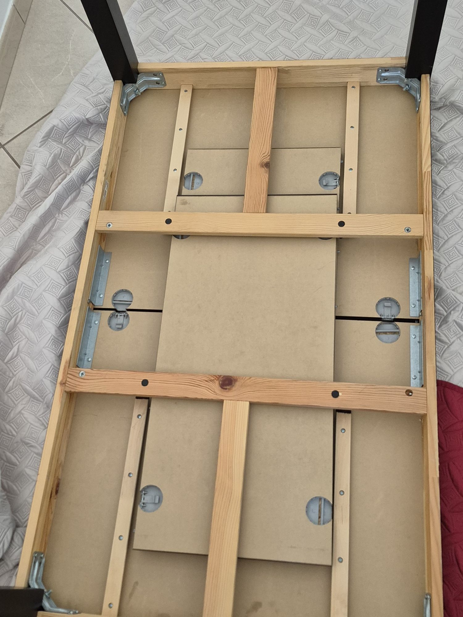 Mesa extensível Ikea com 4 cadeiras.