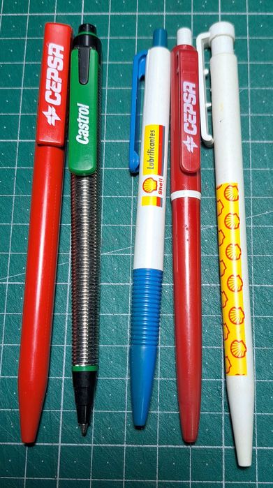 Coleção de várias canetas esferográficas.