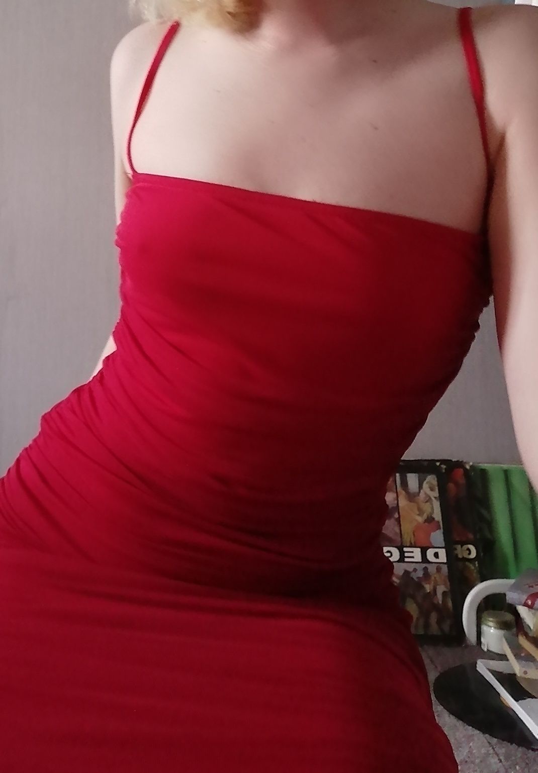 Червона сукня в складку