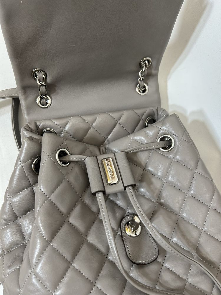Рюкзак Chanel гарного сірого кольору.