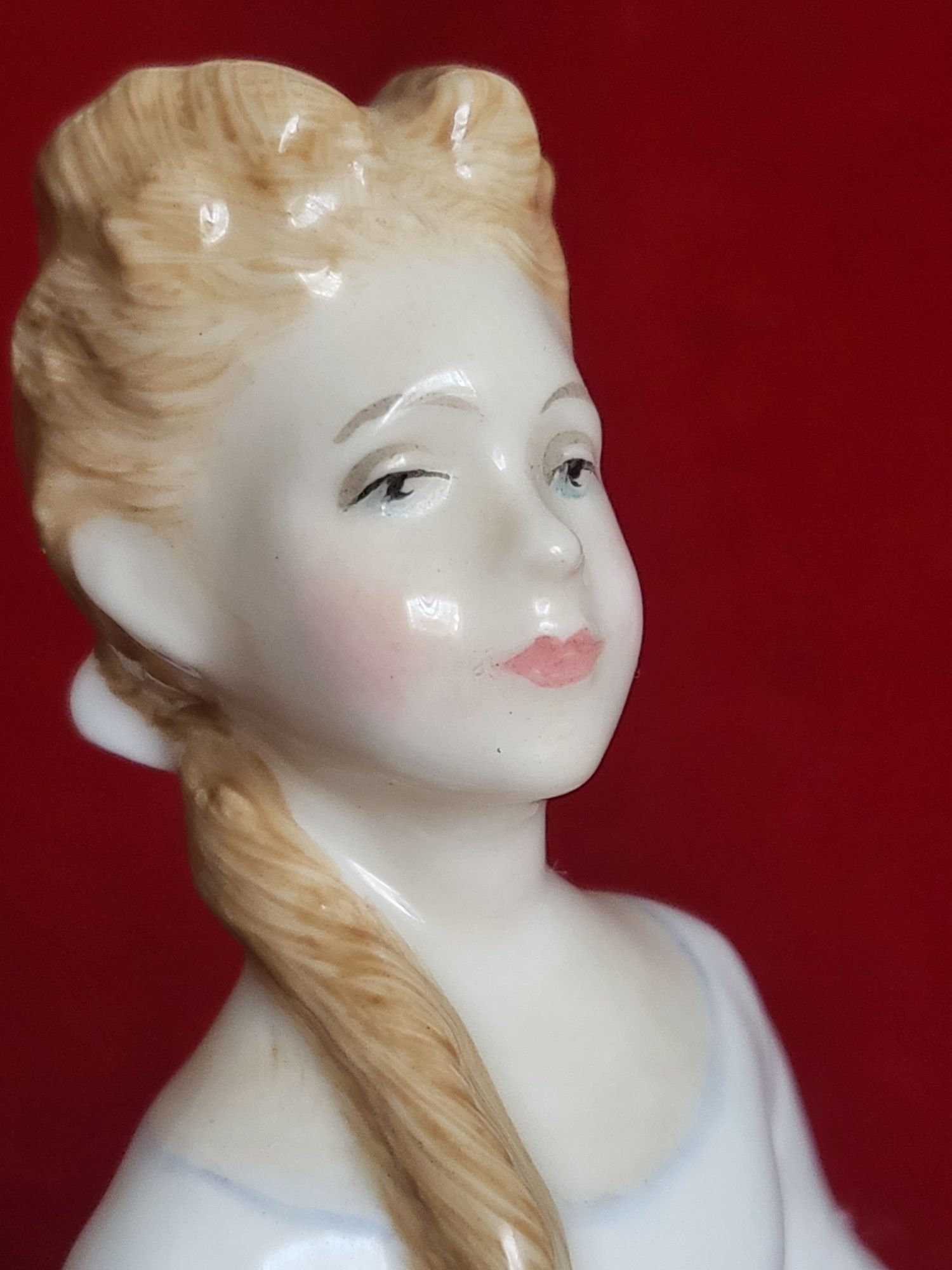 Figurka DAMA porcelana bone syg. Royal Doulton.