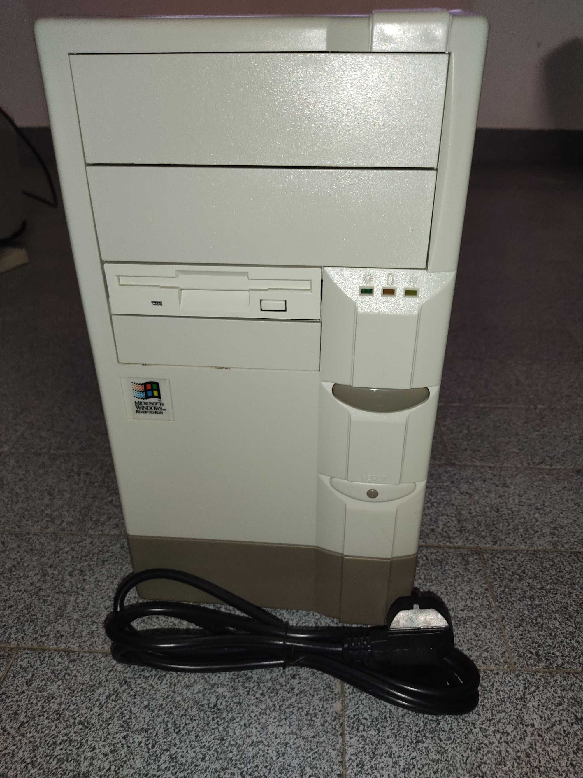 Computador IBM 100 por cento funcional, com teclado, rato e monitor