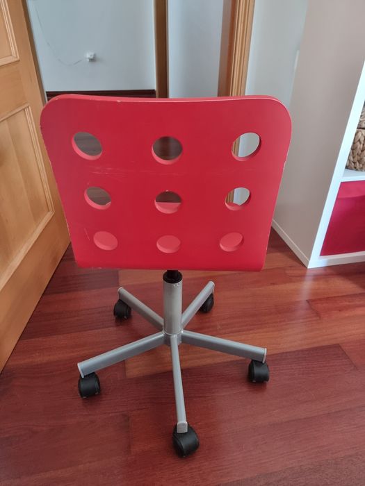 Cadeira roulante IKEA vermelha