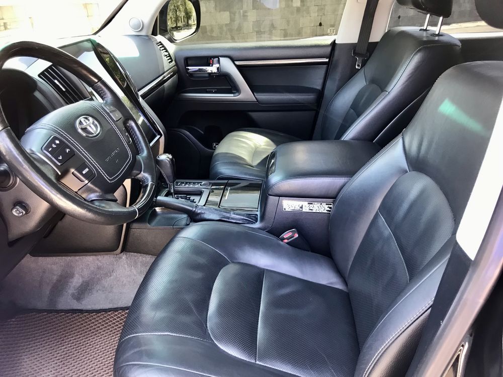 Продам Toyota Land Cruiser 200 2015 года 4.5 Дизель