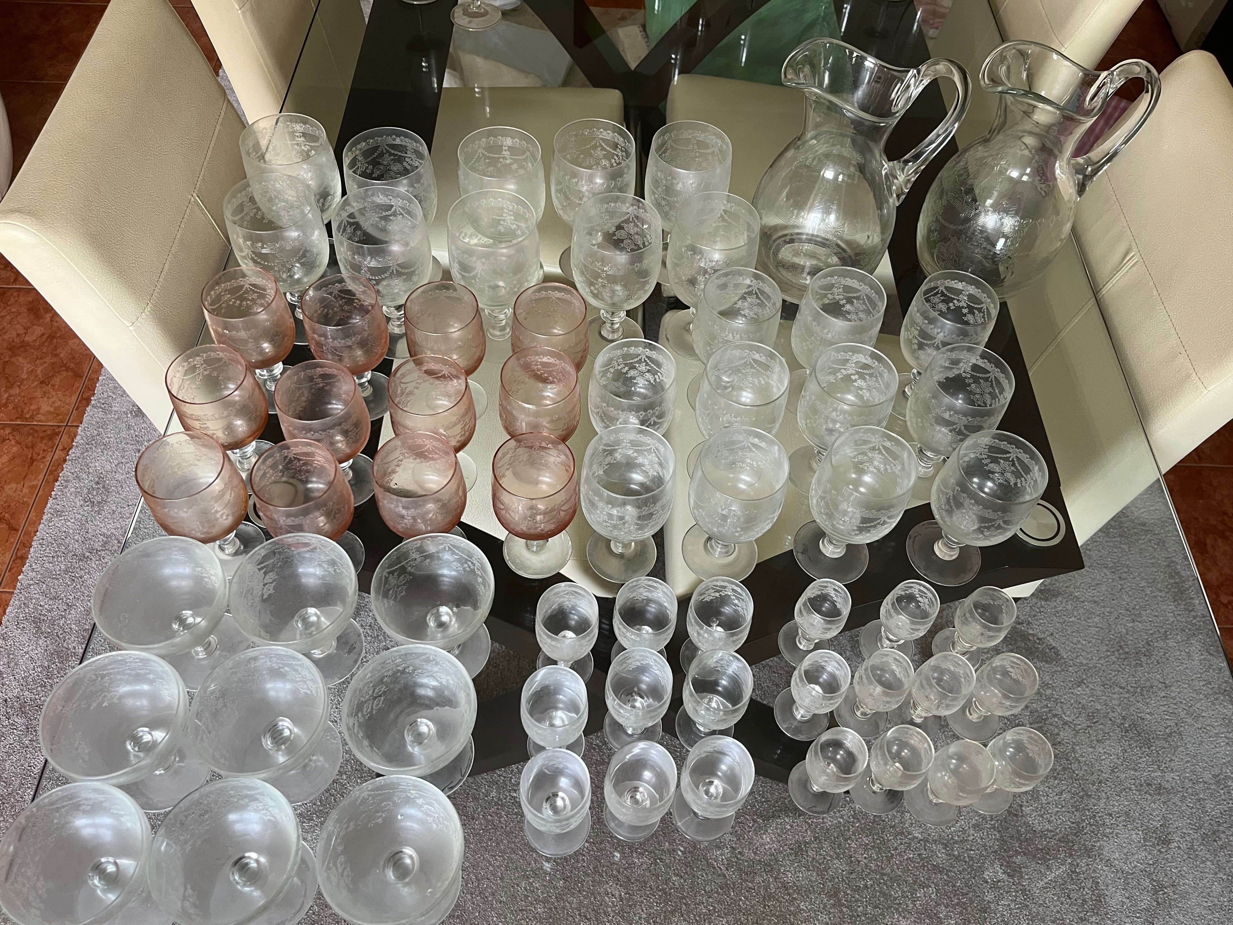 Conjunto de 62 copos e duas canecas