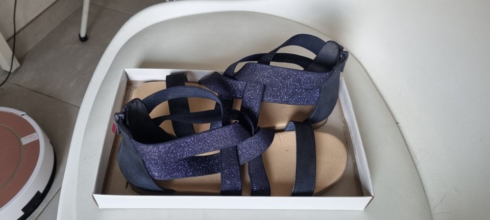 Sandałki dla dziewczynki r.35