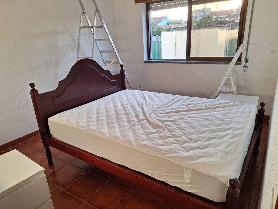 Cama e colchão (140x190 largura x altura)