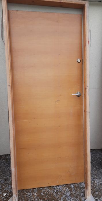Drzwi z sosnową futryną