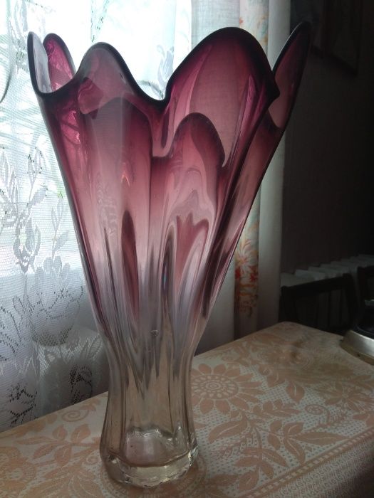 Большая ваза из гранатового стекла. Гутное стекло, ручная работа