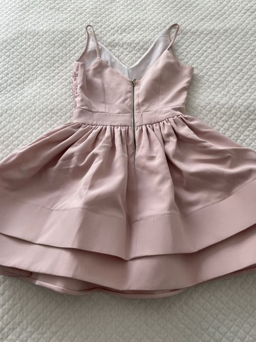 Sukienka na ramiaczkach.