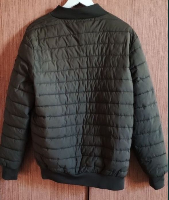 Продам чоловічий бомбер.