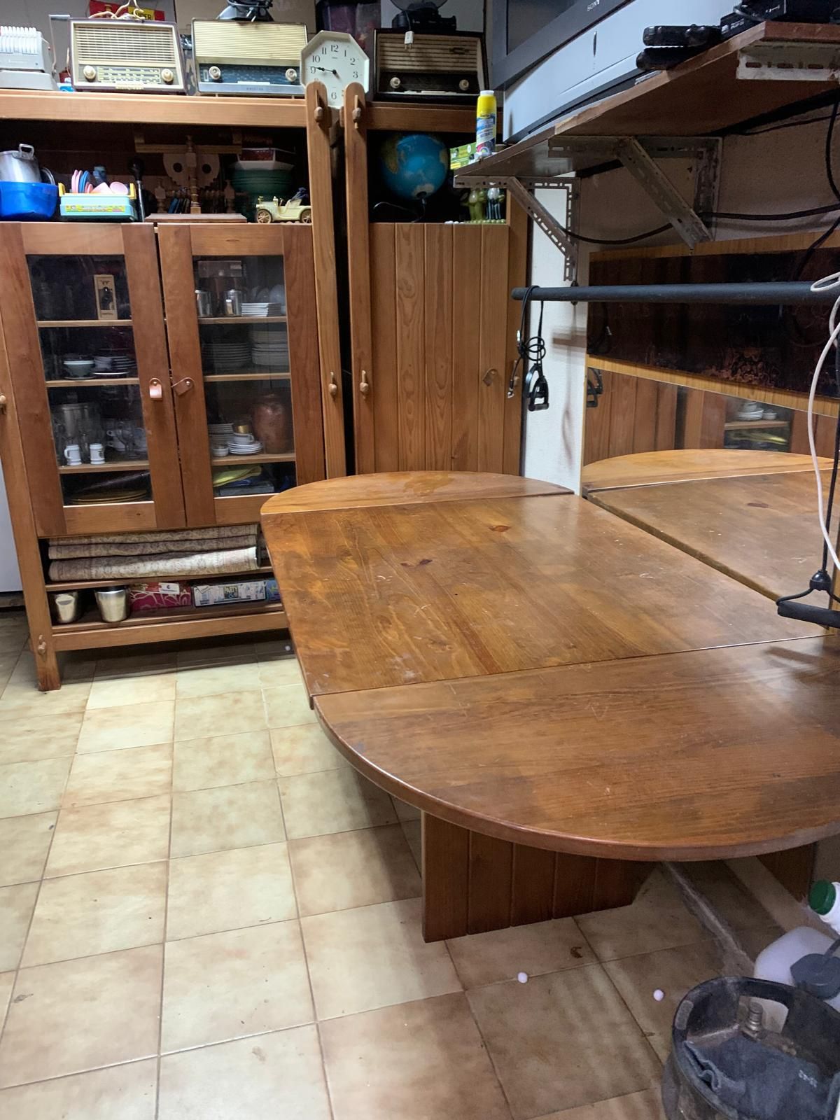 Mesa com cadeiras e móvel para sala com portas vidro e madeira e ainda