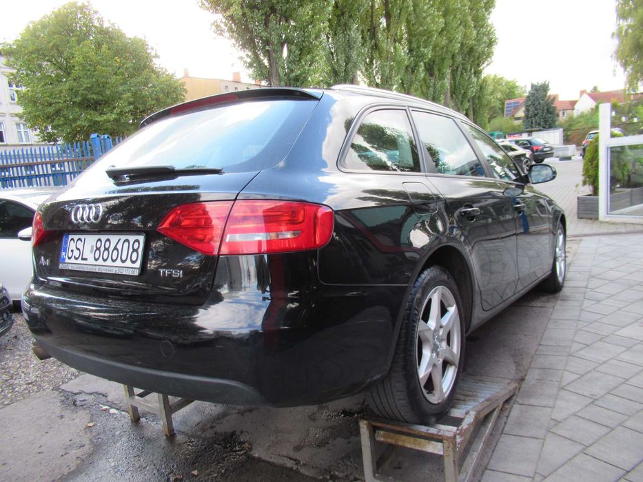 Audi A4 b8 1.8 benzyna czarna 2011r piękna nowy rozrząd serwisowany