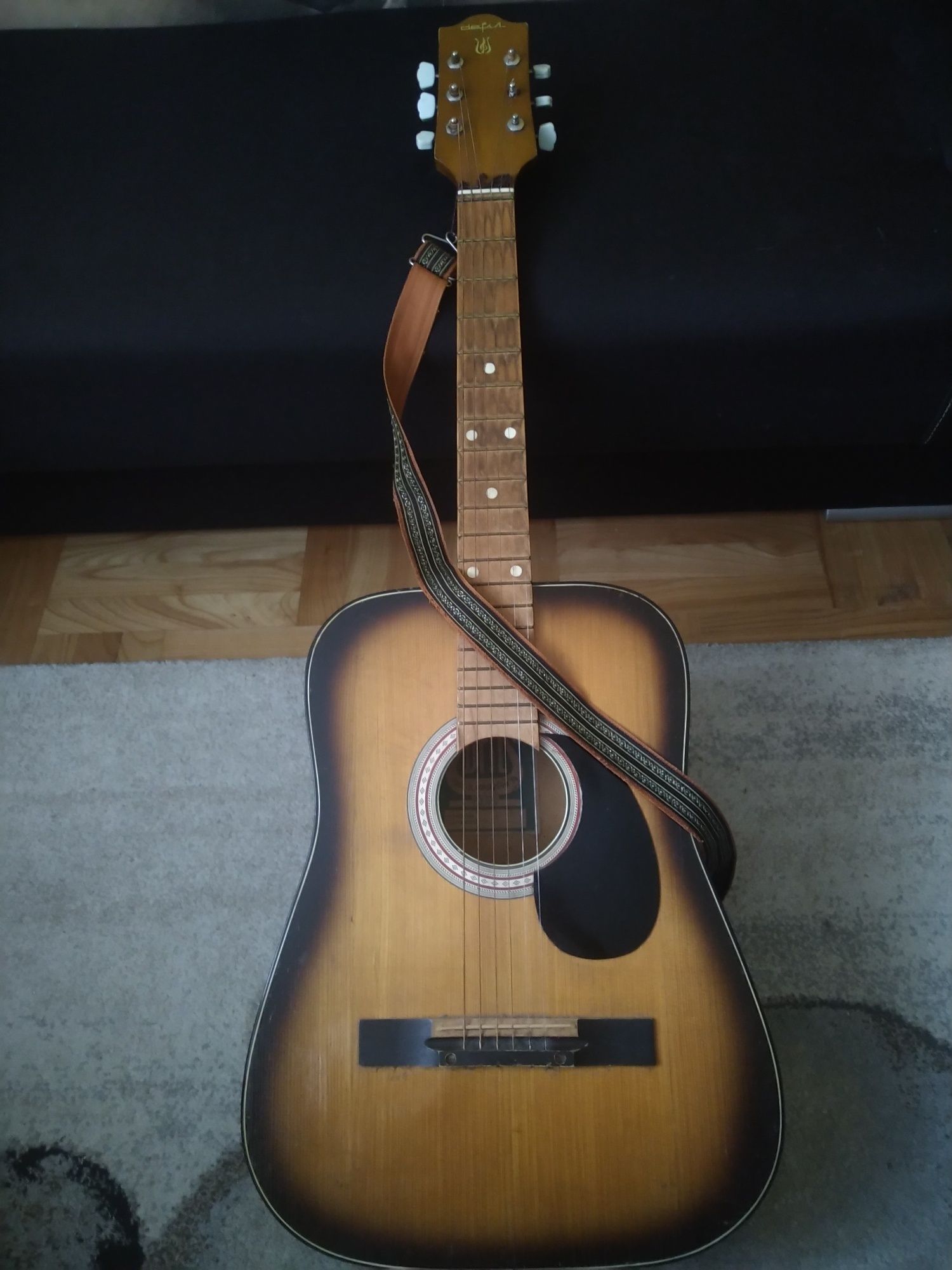 Stara gitara klasyczna