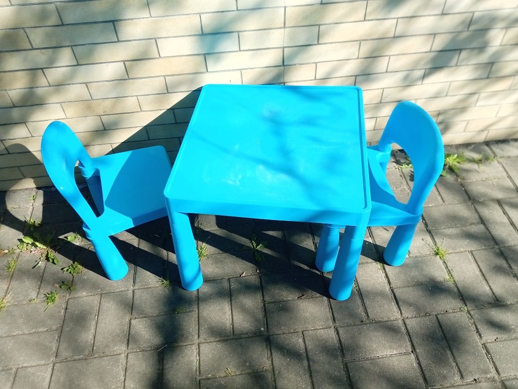 Stolik z krzesłami dla dzieci