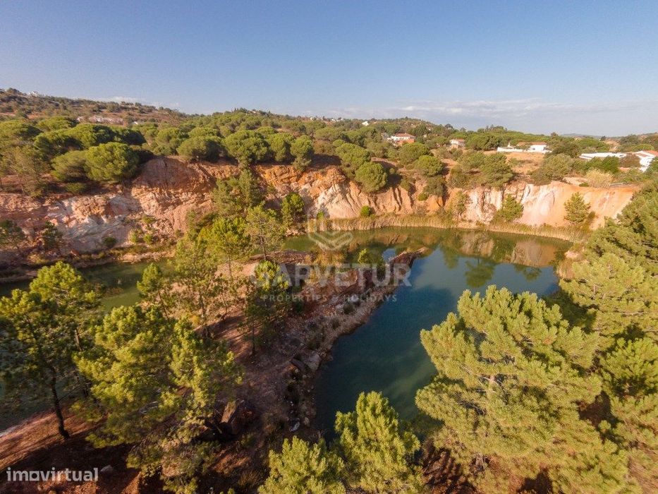 Terreno para moradia T10 com lagoa natural em Vale de Pegas, Padern...