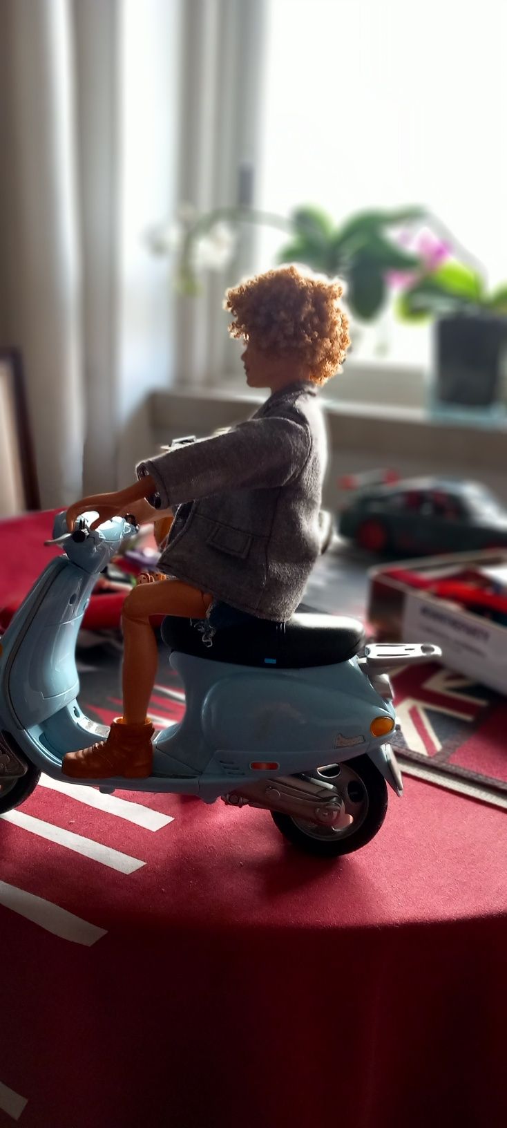 Boneco Mattel com mota Vespa