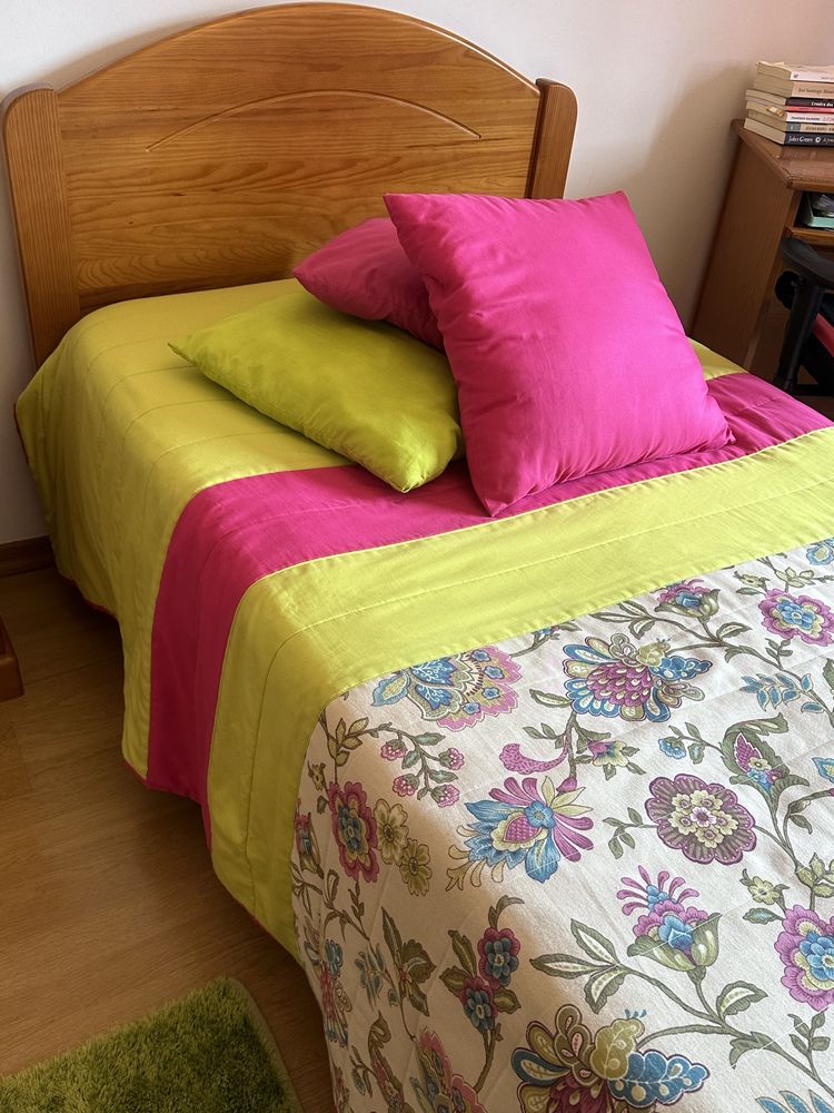 Vendo cama com mesa de cabeceira