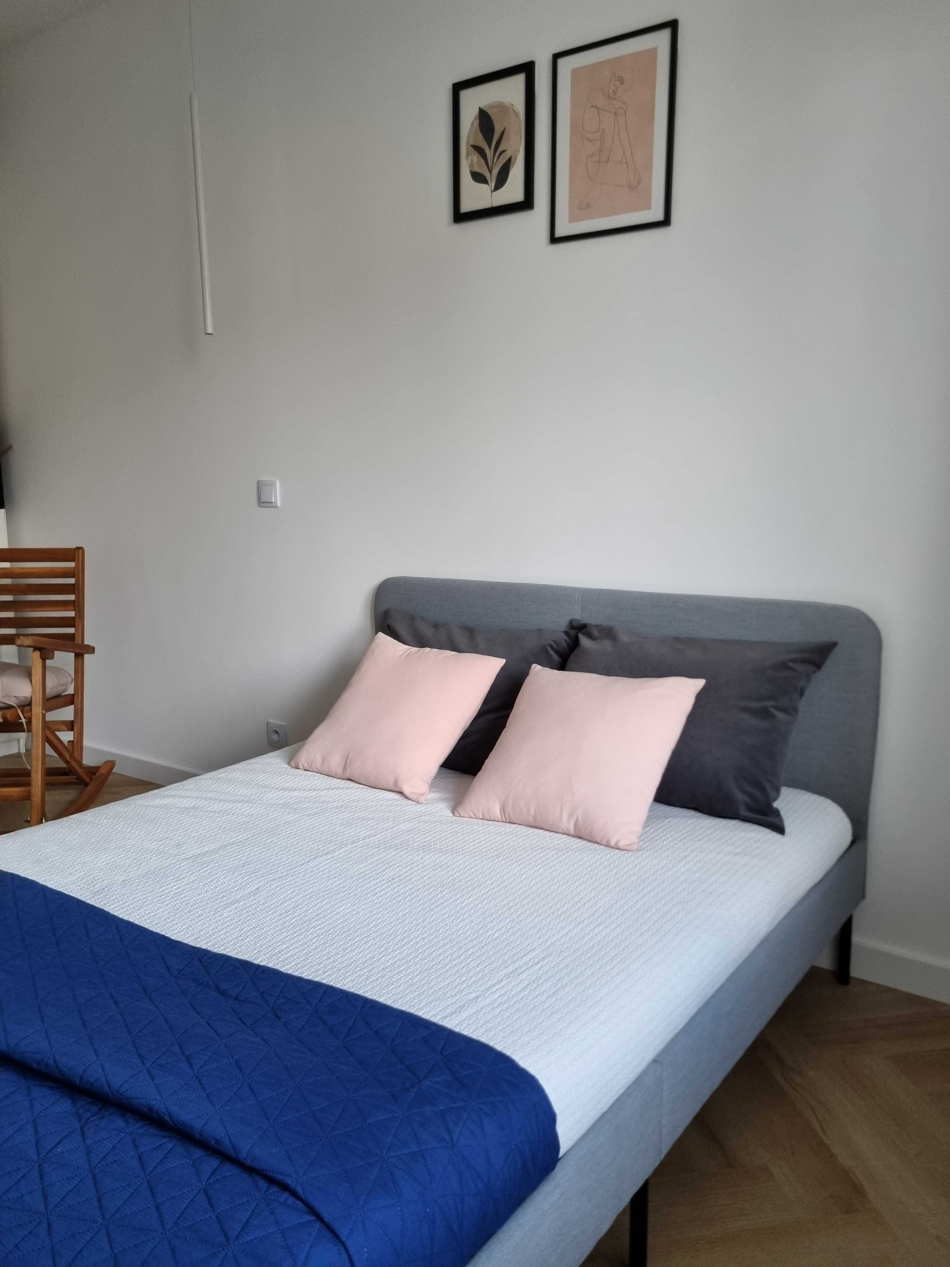 Łóżko tapicerowane SLATTUM z IKEA z materacem piankowym ÅGOTNES