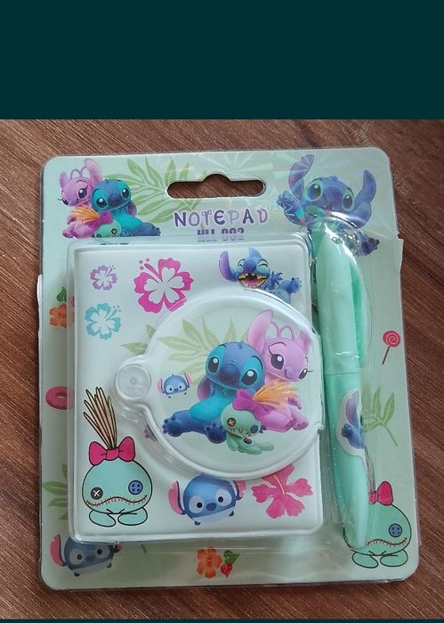 Kompaktowy notesik z motywem Stitch.