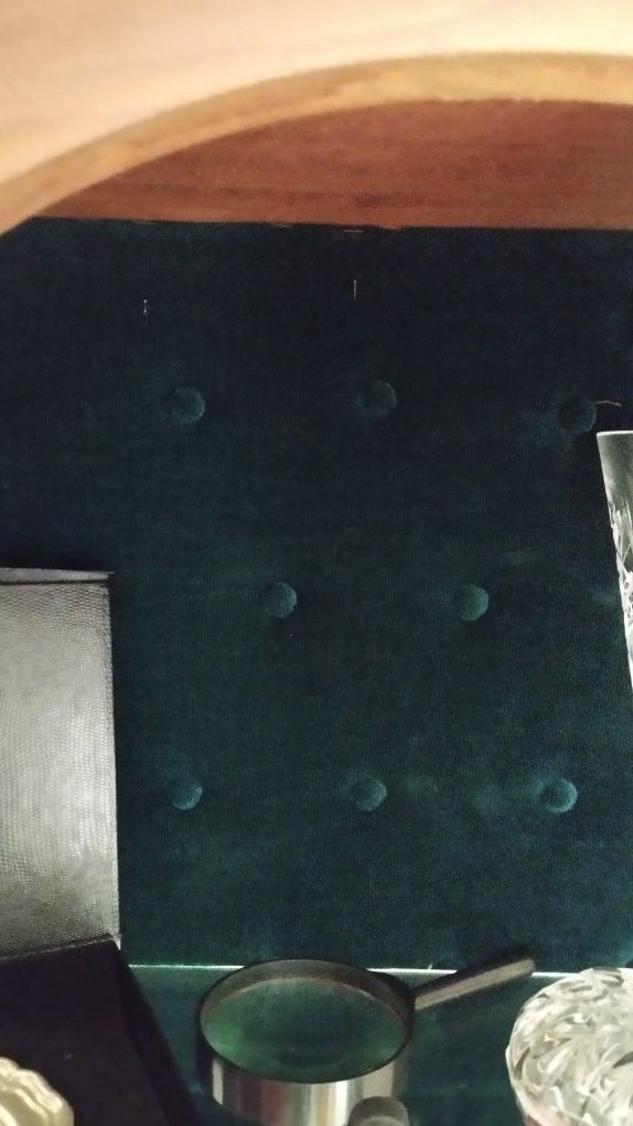 Vitrine cristaleira clássica com fundo em veludo